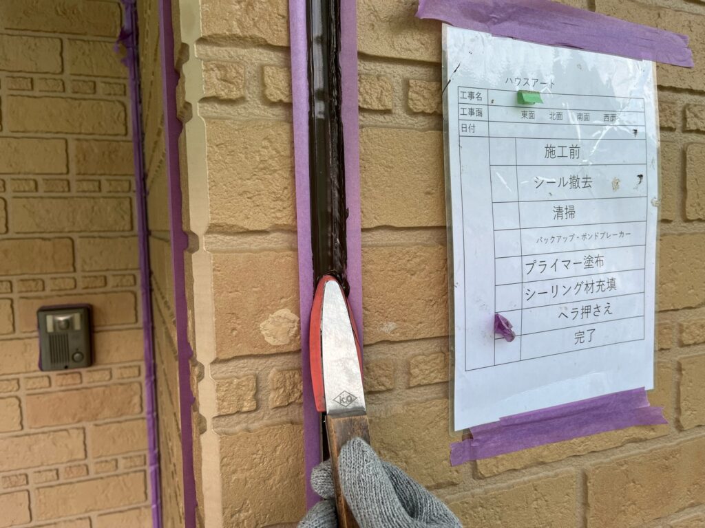 外壁シーリングヘラ押さえ