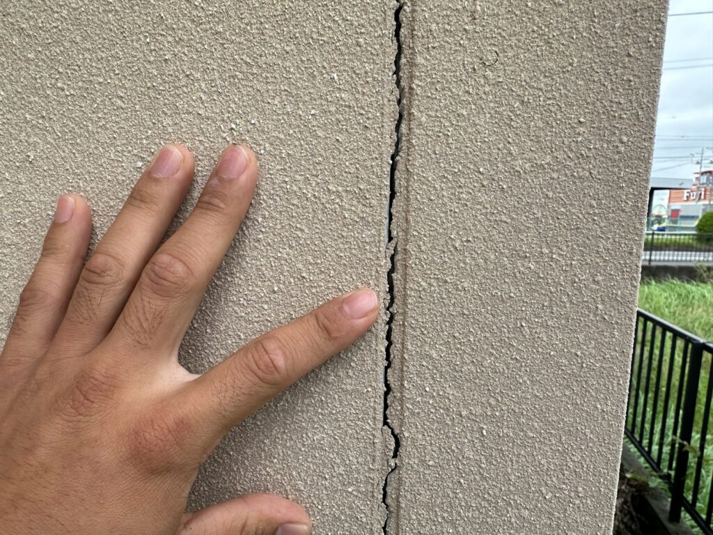 シーリングは亀裂が発生していました