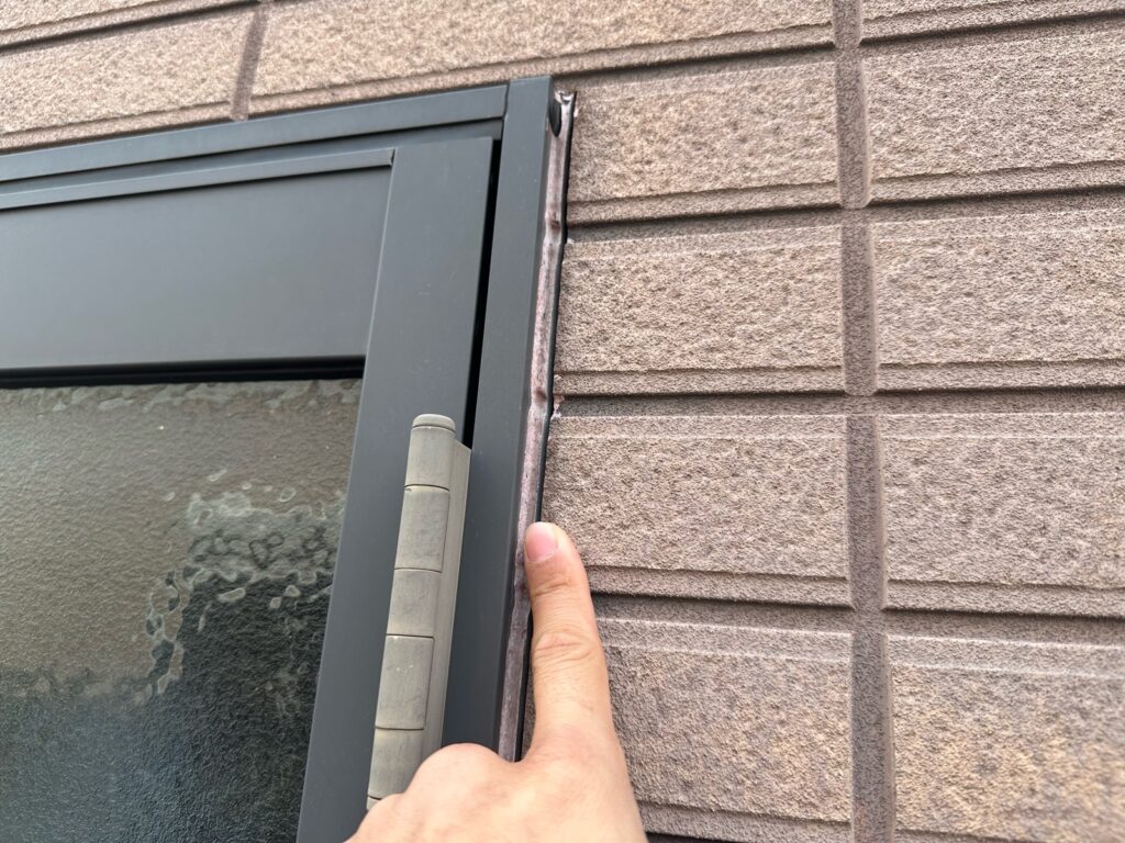 冊子周りのシーリングも亀裂がありました