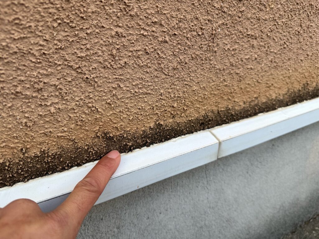 外壁の水分の吸い上げ発生していました