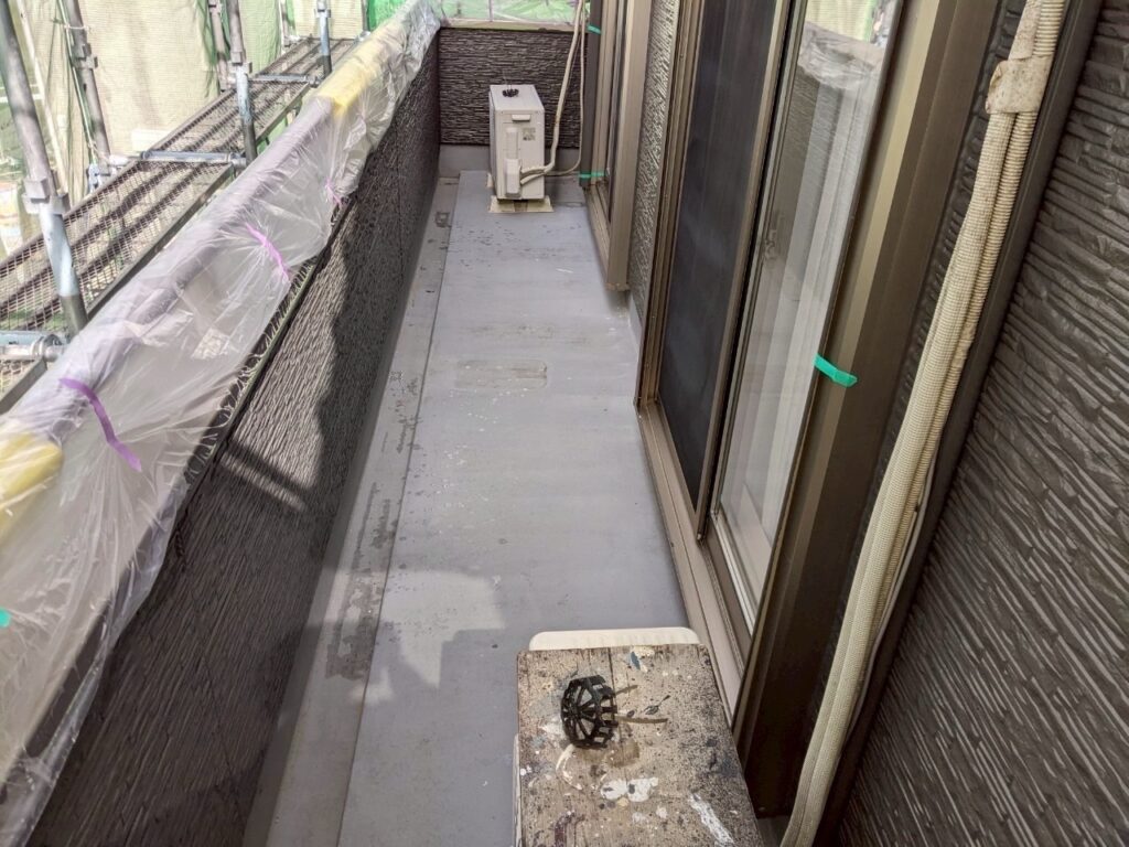 ベランダ床防水もカビが発生していました