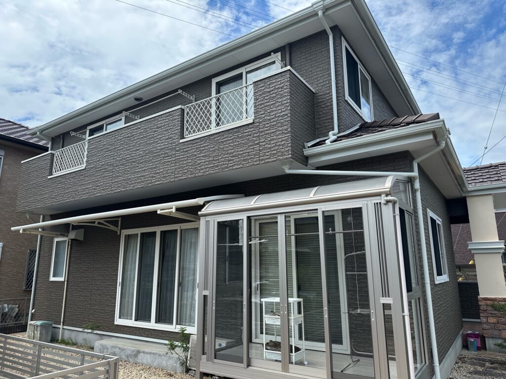 施工後のお写真です。ダークブラウンがモダンな印象を醸し出しお洒落な仕上がりになりました