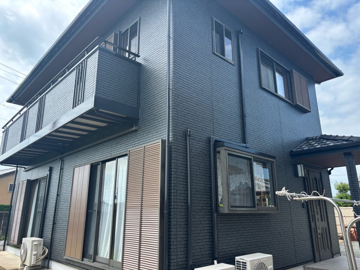 ダークグレーの多彩模様塗装で長持ちお洒落な住まいへ