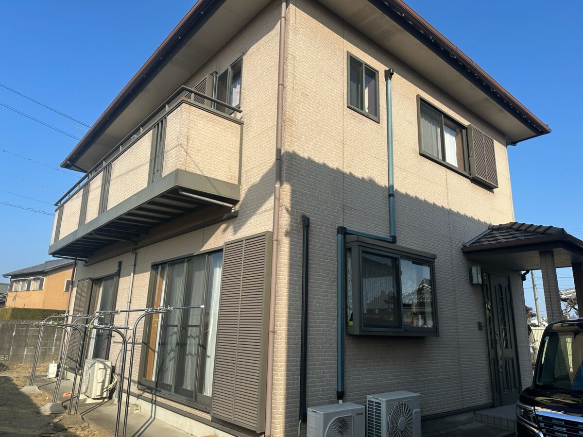 ダークグレーの多彩模様塗装で長持ちお洒落な住まいへ