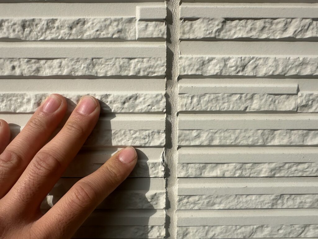 シーリングがひび割れしていて雨水の侵入が懸念されます