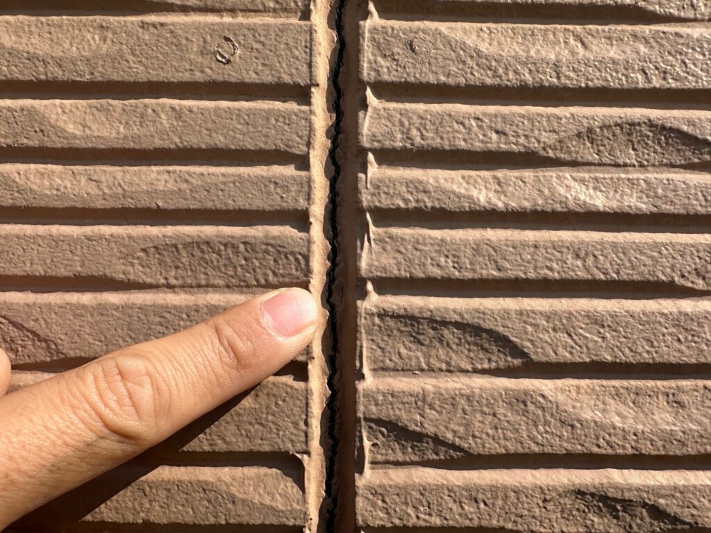 シーリングは亀裂が発生していました