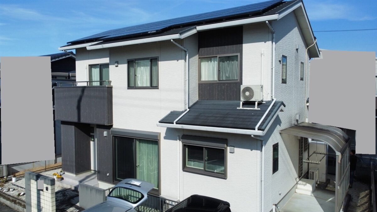 ダークグレーとブラックのモノトーン仕上げでオシャレな住まいへ