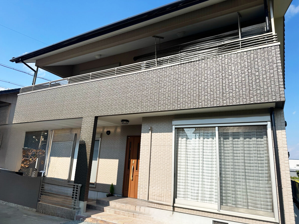 グレージュ色で優しい中にも迫力あるお住まいへ