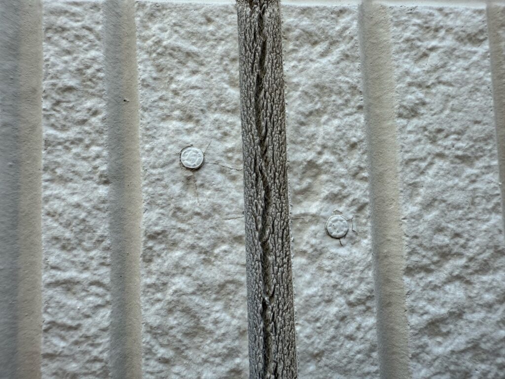 シーリングがひび割れしていて雨水の侵入が懸念されます