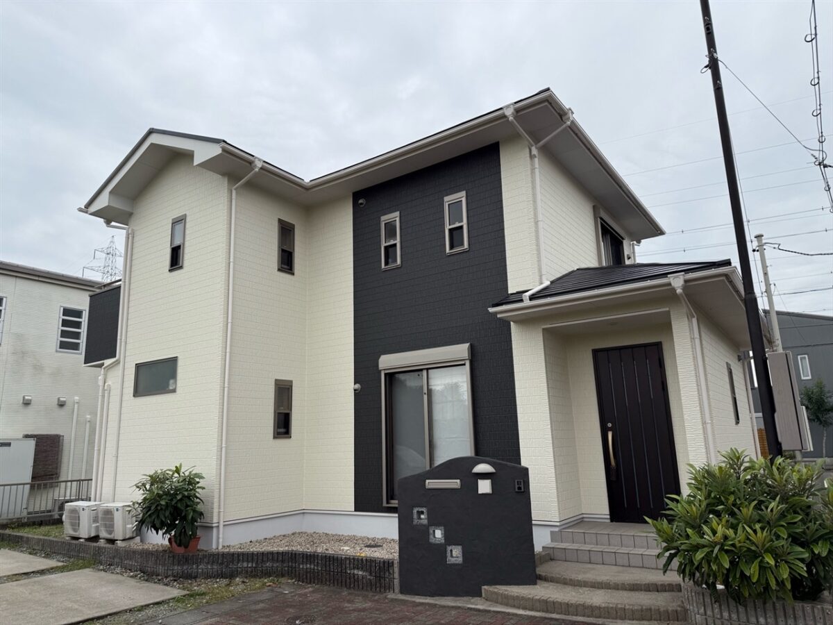 クリームホワイトにアクセントが映えるお洒落な住まいへ