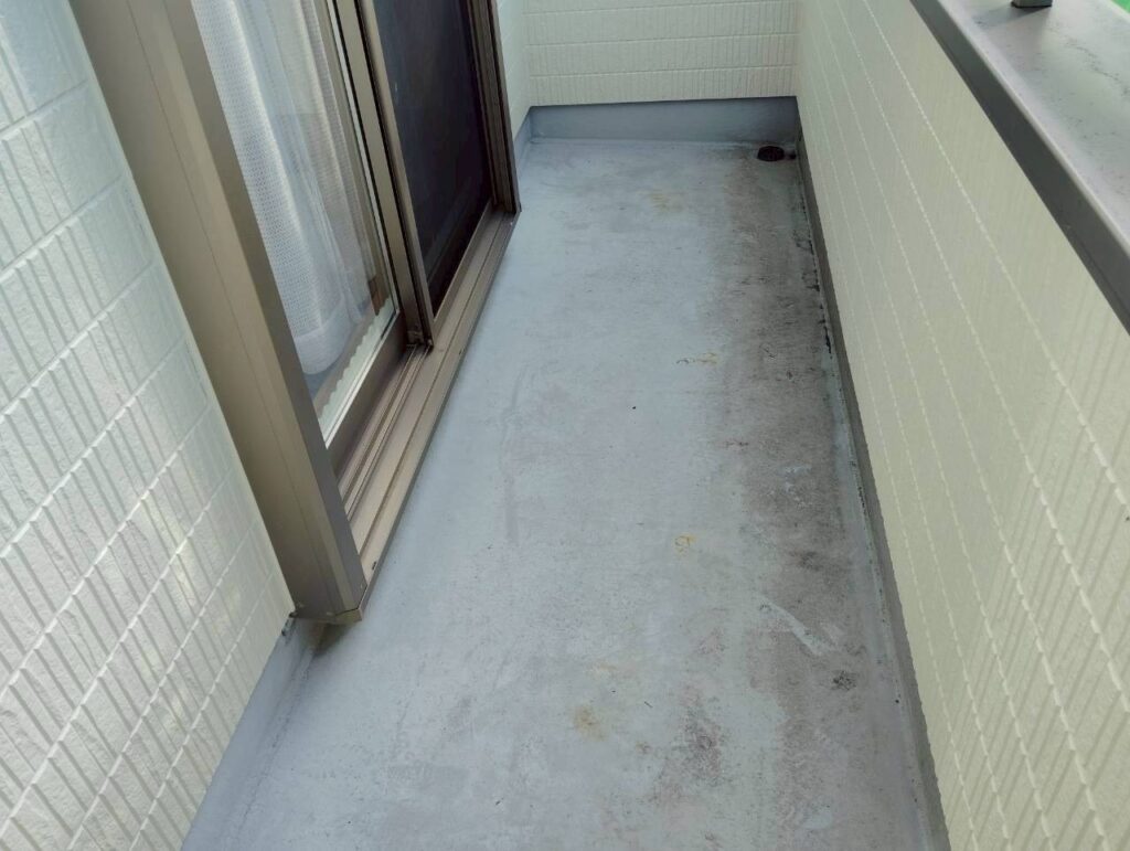 ベランダは汚染が発生していました