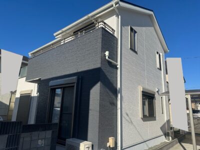 明るいホワイトをダークグレーで引き締め爽やかな住まいへ