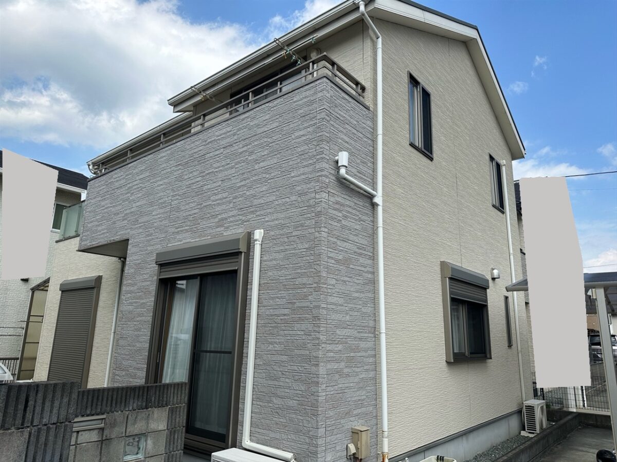 明るいホワイトをダークグレーで引き締め爽やかな住まいへ