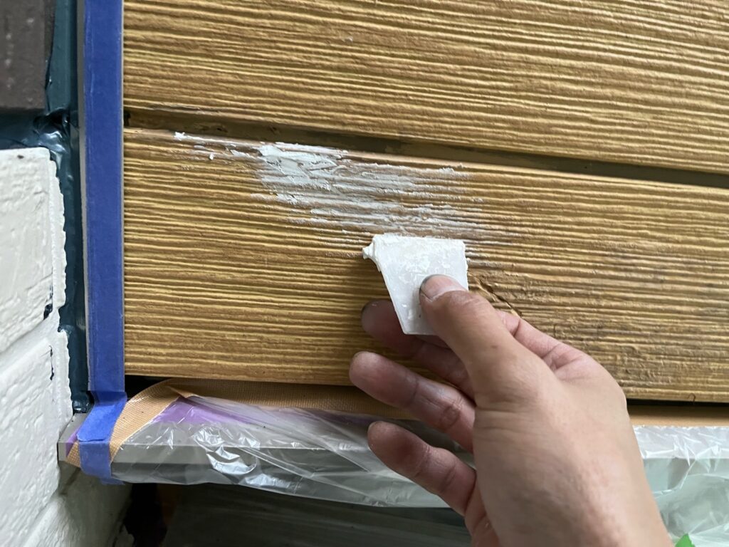 外壁亀裂　パテ埋め