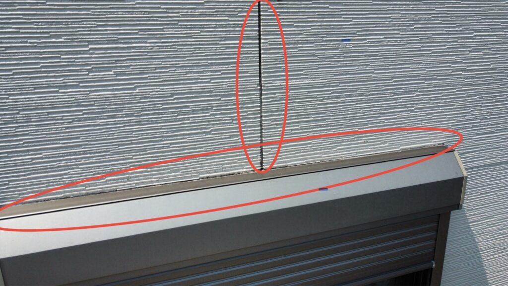 2F周りもシーリングがひび割れしていて雨水の侵入が懸念されます