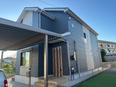 ダークグレー×ホワイトラインでメリハリのあるお住まいへ