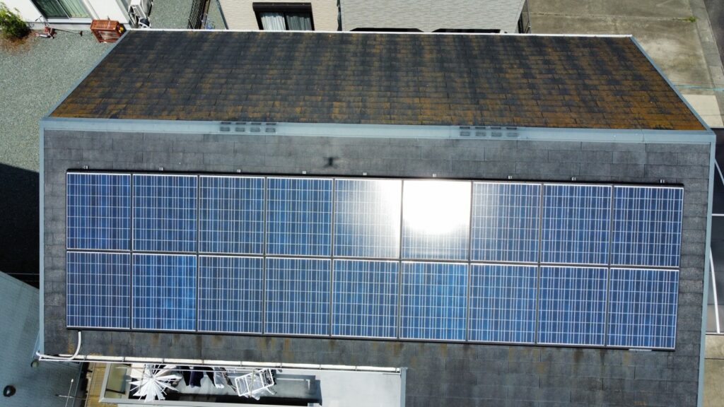 屋根はカビが発生してきており腐食が懸念されます