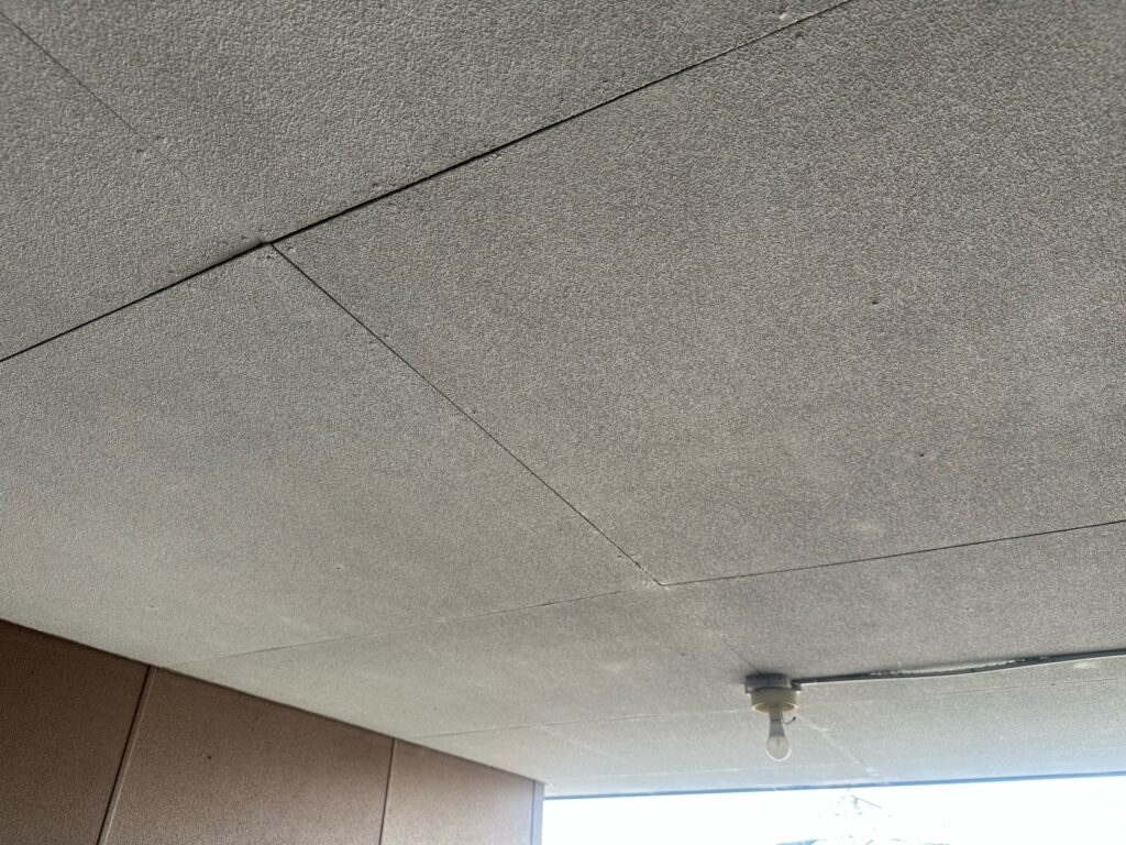 天井タイルの剥がれ