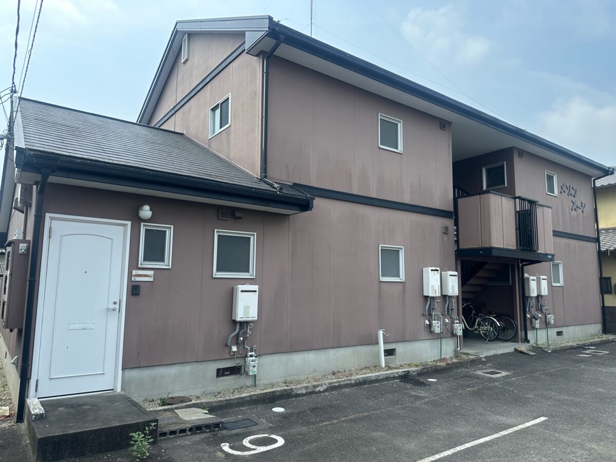 【アパート】ブルー系の外壁に赤のアクセントで爽やかな印象へ