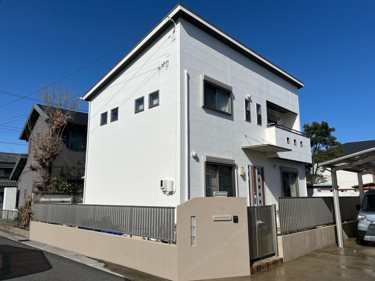 ホワイトの外壁で、明るさと清潔感を感じるお住まいへ