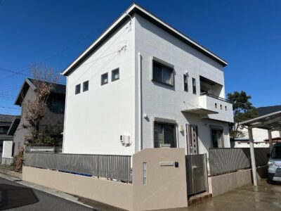 ホワイトの外壁で、明るさと清潔感を感じるお住まいへ