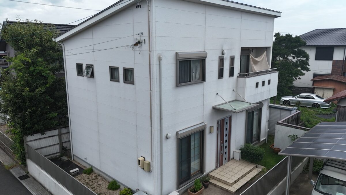 ホワイトの外壁で、明るさと清潔感を感じるお住まいへ
