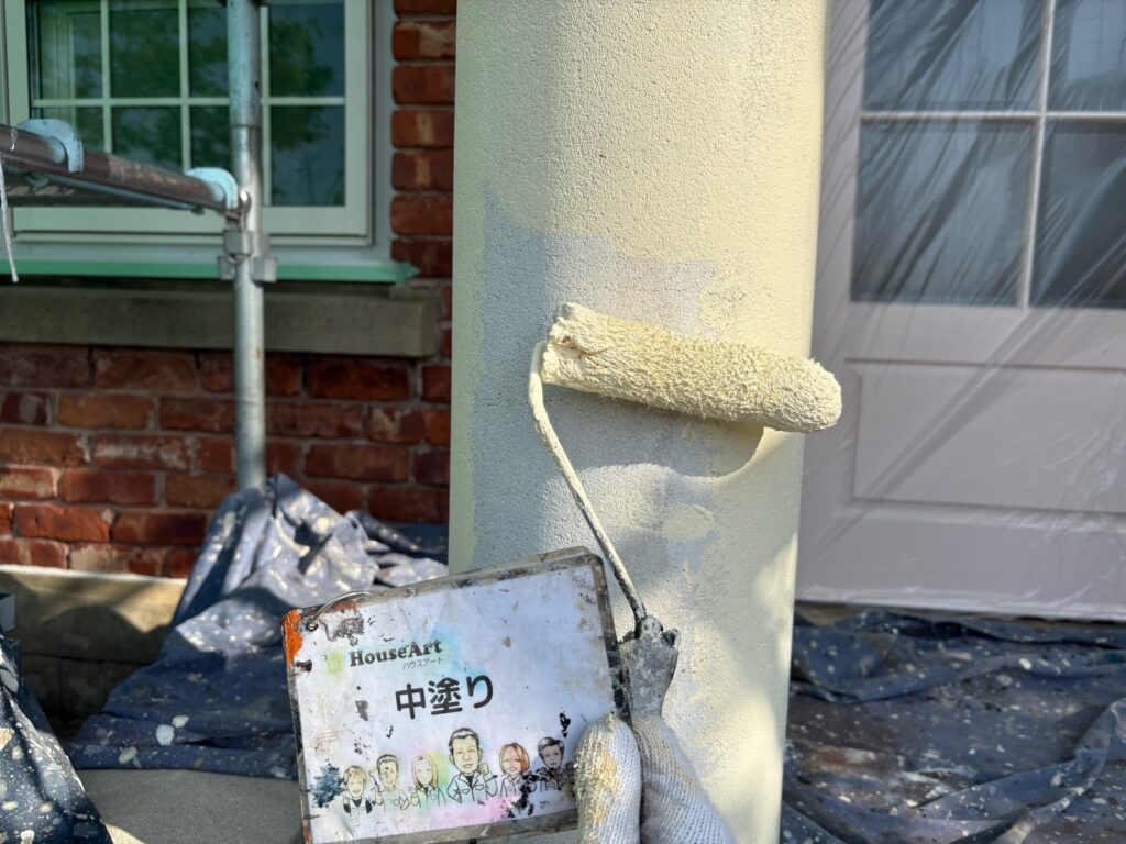 玄関前柱　中塗り