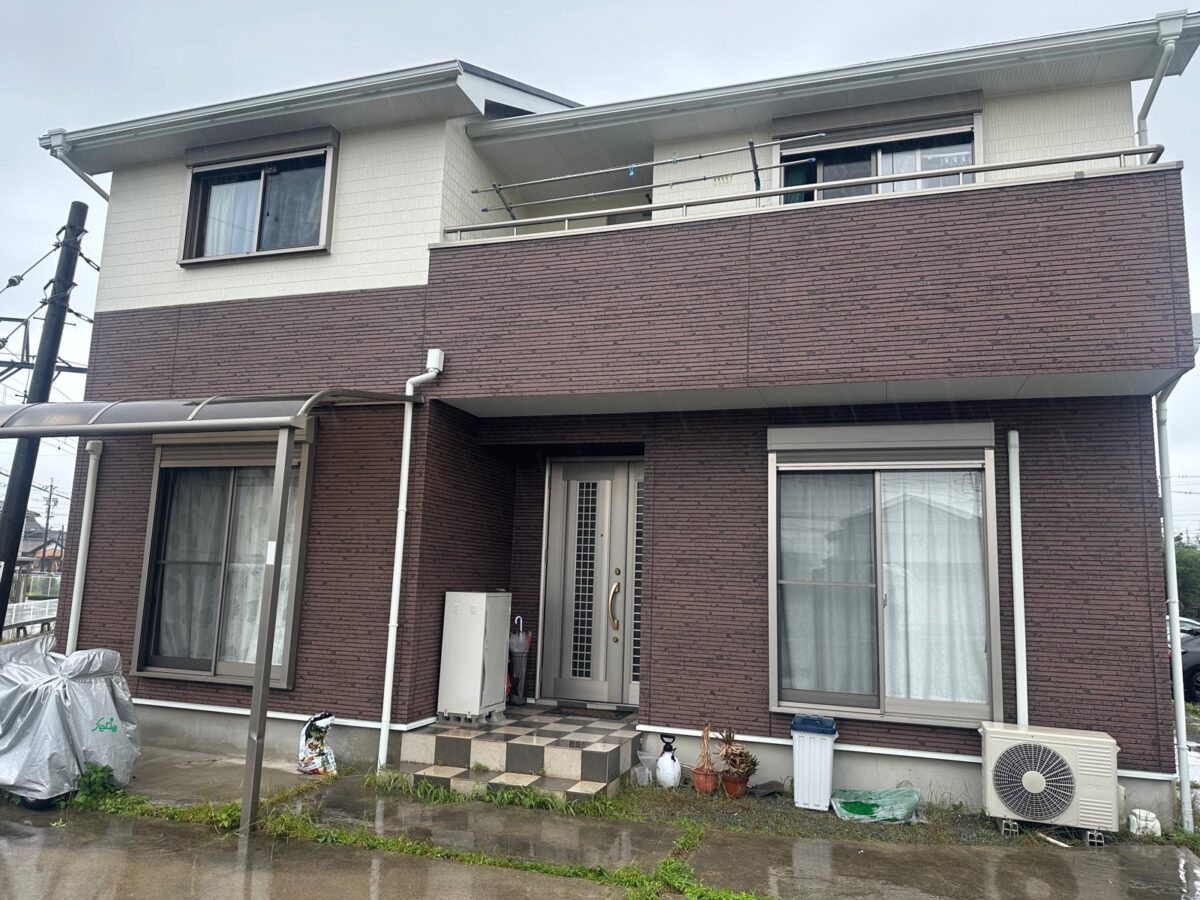 多彩模様を活かしたツートンカラーのお宅へ