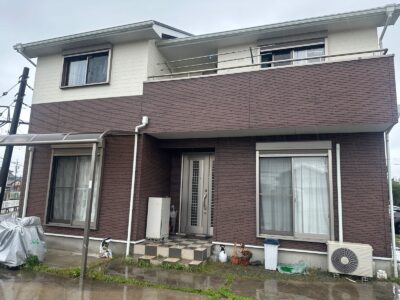 多彩模様を活かしたツートンカラーのお宅へ