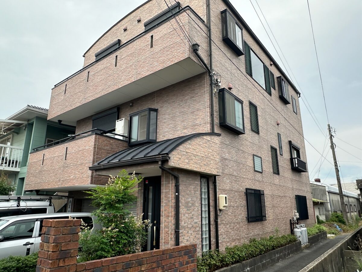 ダークブラウン×多彩模様で高級感と存在感のあるお宅へ