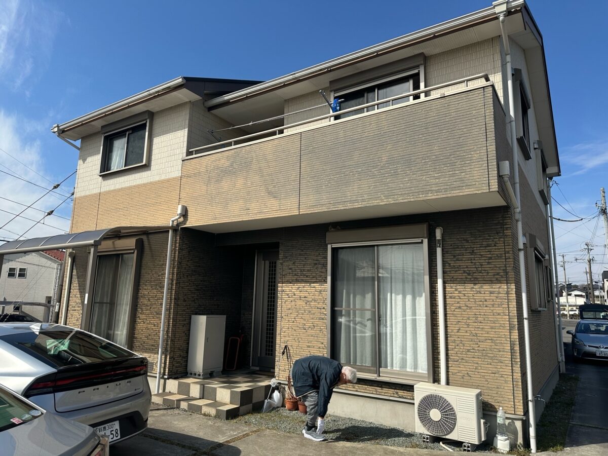 多彩模様を活かしたツートンカラーのお宅へ
